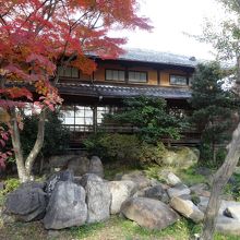 和館（アトリエ）。この家屋下から池が広がっていたのです！！