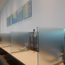 小さなパーティションで仕切られているブースの様子