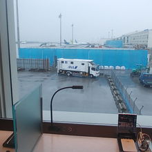 外が見える席もあります