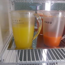 冷蔵庫内に用意されているシークワサージュース