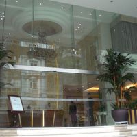 ホテル入口。ガラス張りで明るい雰囲気です。
