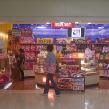 L字型に２ブロックから成り立っているショップです