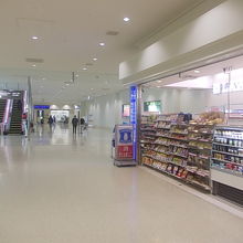 ２Ｆの店舗越しに出発口Ｃ方面を望むとこんな感じです