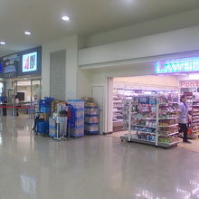 １Ｆ店舗は到着口のすぐ脇にあります