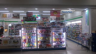 沖縄限定のお菓子類などのラインナップが充実しています