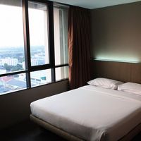 部屋は広くてきれい。高層階からはバンコクの街並みが一望。