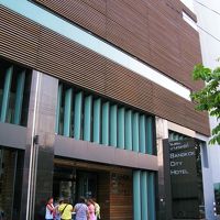 ホテルの外観はこんな感じ。比較的新しめのデザインです。