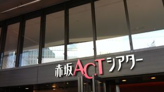 食事もシアターで観劇も。