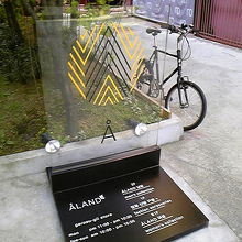 看板もオシャレ。誰かが停めた自転車までオシャレ。