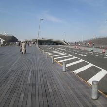 「大さん橋」内に入ると、足元はウッドデッキになります