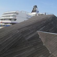 ウッドデッキながら、丘陵のようなデザインが凄いです