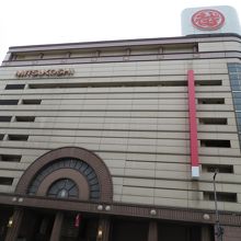 デパート外観（ロープウエー通り入口から）