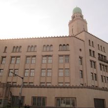 温かみのあるベージュの外壁…最近の建物では見ない色ですね