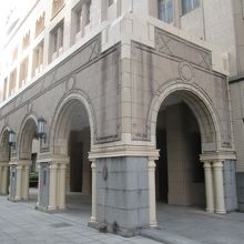 アーチで飾られた玄関は、塔の裏側辺りにあります