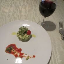 前菜と赤ワイン。