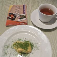 デザートの抹茶ティラミスとハーブティー。