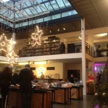 中は吹き抜けで２階へも