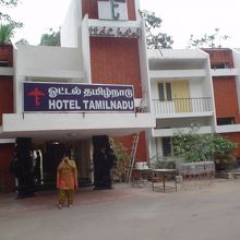 道路を挟んで対面にホテル・タミルナドゥがある。