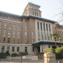 「日本大通り」に威風堂々と聳えています