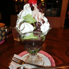 果物抜いてもらって尚、このボリュームのチョコレートパフェ