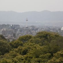 清水の舞台から、京都の街中を見降ろせます。京都タワーも