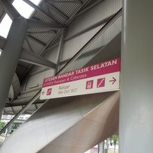 ２0分ほどこの駅で乗り換えの電車を待ちました