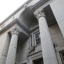 さて旧館は、さすが「旧英国総領事館」、重厚な造りです