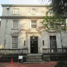 「日本大通り」沿いにある西門から旧館を撮って見ました