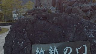 躍動感あふれる銅像です