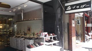 靴専門の老舗、靴屋さんらしくないが・・・