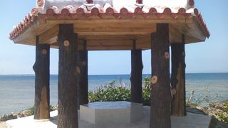 島の北西部や竹富島方面が特に美しく望めます