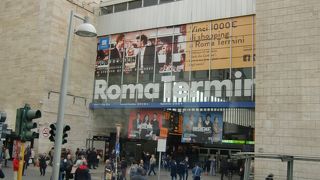 ローマ交通の拠点。買い物にも便利！