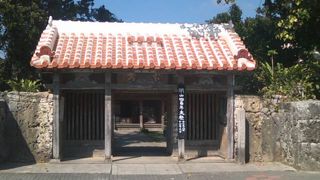 石垣市内にある風情あるお寺です