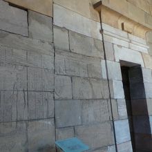 内部には古代エジプト彫刻が残っています。