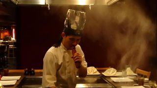 鉄板焼きのパフォーマンスが面白いです。
