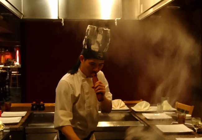 鉄板焼きのパフォーマンスが面白いです。