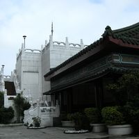 シーザーが出てきそうな展望台とトイレ等の水屋