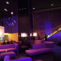 クラブっぽい照明のロビー