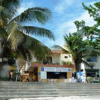 海側から見たダイブサービスを含む、ホテルの外観です