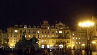 夜もにぎわう旧市街広場