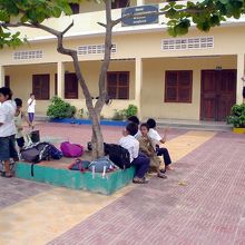 遊ぶ子どもたち