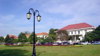 市民の憩いの場＝自由広場