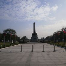 フィリピンの独立運動家だったホセ・リサール氏の記念碑です。
