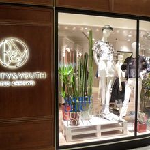 ブランドロゴは某化粧品のよう？