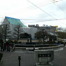 商店街そばの貴重な座れるスポットです。