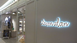 白い外観が印象的！