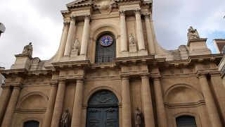 芸術家の教会は祭室がインパクトあり