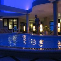 夜はプールがライトアップされます