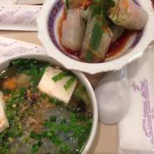 春雨と鳥肉のスープ、生春巻き