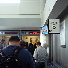 搭乗する順番ごとに、並ぶエリアが明示されていました